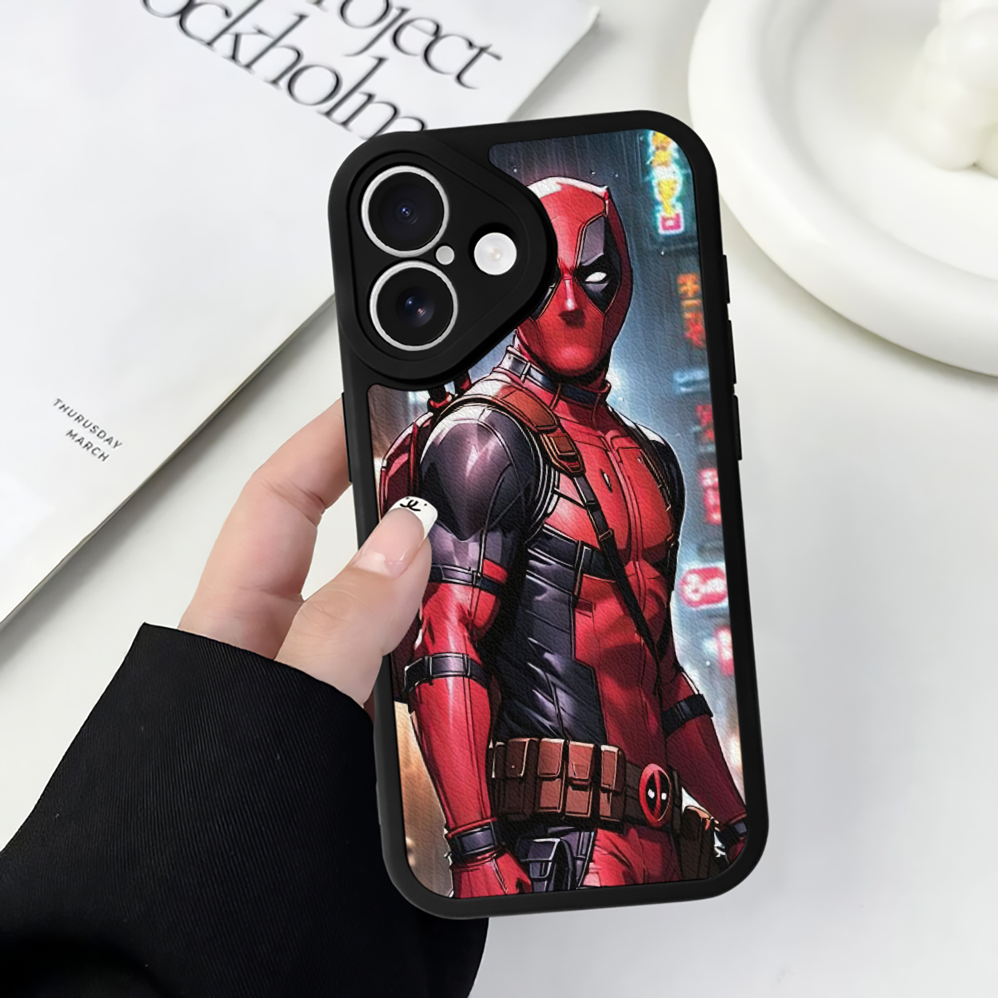 （画像用） Deadpool デッドプール 【iPhone 16シリーズ対応】シリコンスマホケース（レザー調） 材質：シリコン